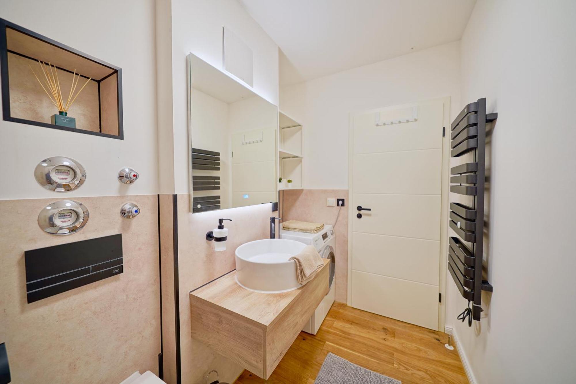 Edler Wohnraum Luxurioeses Apartment Mit Balkon, Boxspringbett, Kaffeevollautomat, Lift & Parkplatz Chemnitz Esterno foto